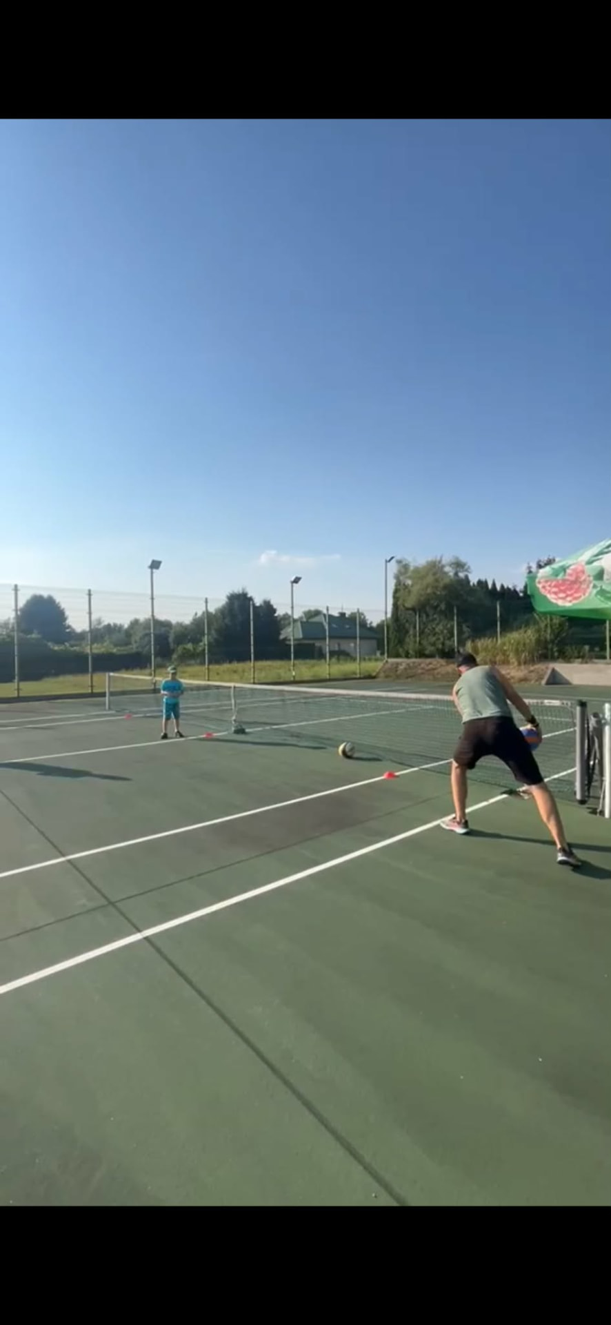Trening tenisowy na pełnym korcie